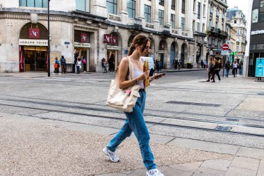 Reims, Fransa - 26 Eylül 2023 Reims caddesinde dolaşan insanlar, sembolik bir şehir ve Fransa 'nın şampanya başkenti
