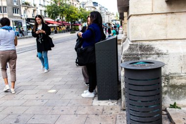 Reims, Fransa - 26 Eylül 2023 Reims caddesinde dolaşan insanlar, sembolik bir şehir ve Fransa 'nın şampanya başkenti