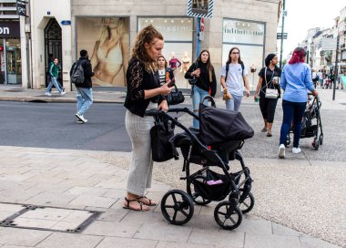 Reims, Fransa - 26 Eylül 2023 Reims caddesinde dolaşan insanlar, sembolik bir şehir ve Fransa 'nın şampanya başkenti