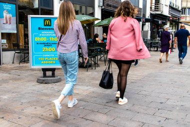 Reims, Fransa - 26 Eylül 2023 Reims caddesinde dolaşan insanlar, sembolik bir şehir ve Fransa 'nın şampanya başkenti