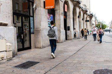 Reims, Fransa - 26 Eylül 2023 Reims caddesinde dolaşan insanlar, sembolik bir şehir ve Fransa 'nın şampanya başkenti