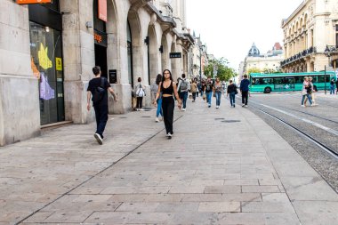 Reims, Fransa - 26 Eylül 2023 Reims caddesinde dolaşan insanlar, sembolik bir şehir ve Fransa 'nın şampanya başkenti