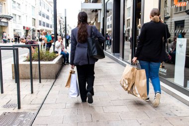 Reims, Fransa - 26 Eylül 2023 Reims caddesinde dolaşan insanlar, sembolik bir şehir ve Fransa 'nın şampanya başkenti