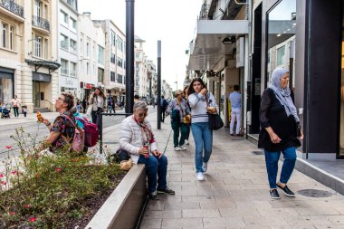 Reims, Fransa - 26 Eylül 2023 Reims caddesinde dolaşan insanlar, sembolik bir şehir ve Fransa 'nın şampanya başkenti