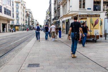 Reims, Fransa - 26 Eylül 2023 Reims caddesinde dolaşan insanlar, sembolik bir şehir ve Fransa 'nın şampanya başkenti