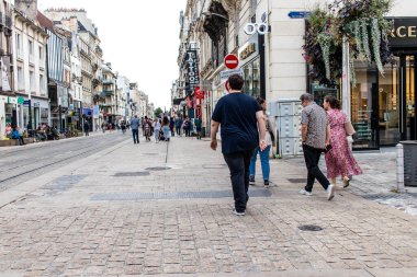 Reims, Fransa - 26 Eylül 2023 Reims caddesinde dolaşan insanlar, sembolik bir şehir ve Fransa 'nın şampanya başkenti