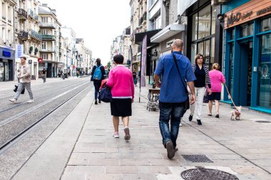 Reims, Fransa - 26 Eylül 2023 Reims caddesinde dolaşan insanlar, sembolik bir şehir ve Fransa 'nın şampanya başkenti