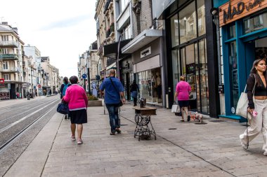Reims, Fransa - 26 Eylül 2023 Reims caddesinde dolaşan insanlar, sembolik bir şehir ve Fransa 'nın şampanya başkenti