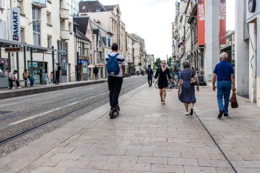 Reims, Fransa - 26 Eylül 2023 Reims caddesinde dolaşan insanlar, sembolik bir şehir ve Fransa 'nın şampanya başkenti