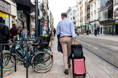 Reims, Fransa - 26 Eylül 2023 Reims caddesinde dolaşan insanlar, sembolik bir şehir ve Fransa 'nın şampanya başkenti