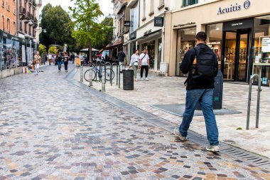 Reims, Fransa - 26 Eylül 2023 Reims caddesinde dolaşan insanlar, sembolik bir şehir ve Fransa 'nın şampanya başkenti