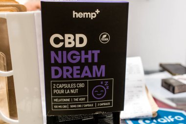 Reims, Fransa - 28 Eylül 2023 Kenevir ürünleri Reims şehir merkezinde bulunan Green Box CBD mağazasında satıldı
