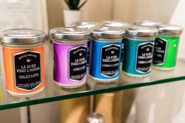 Reims, Fransa - 28 Eylül 2023 Kenevir ürünleri Reims şehir merkezinde bulunan Green Box CBD mağazasında satıldı