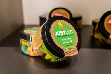 Reims, Fransa - 28 Eylül 2023 Kenevir ürünleri Reims şehir merkezinde bulunan Green Box CBD mağazasında satıldı