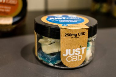 Reims, Fransa - 28 Eylül 2023 Kenevir ürünleri Reims şehir merkezinde bulunan Green Box CBD mağazasında satıldı