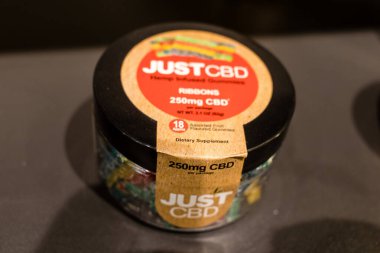 Reims, Fransa - 28 Eylül 2023 Kenevir ürünleri Reims şehir merkezinde bulunan Green Box CBD mağazasında satıldı