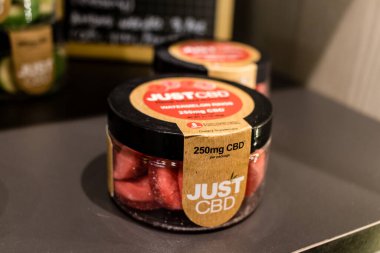 Reims, Fransa - 28 Eylül 2023 Kenevir ürünleri Reims şehir merkezinde bulunan Green Box CBD mağazasında satıldı