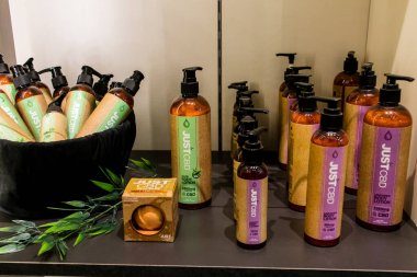 Reims, Fransa - 28 Eylül 2023 Kenevir ürünleri Reims şehir merkezinde bulunan Green Box CBD mağazasında satıldı