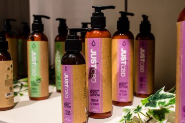 Reims, Fransa - 28 Eylül 2023 Kenevir ürünleri Reims şehir merkezinde bulunan Green Box CBD mağazasında satıldı