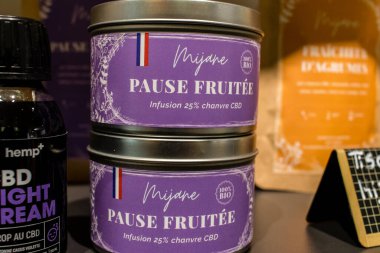 Reims, Fransa - 28 Eylül 2023 Kenevir ürünleri Reims şehir merkezinde bulunan Green Box CBD mağazasında satıldı