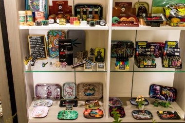 Reims, Fransa - 28 Eylül 2023 Kenevir ürünleri Reims şehir merkezinde bulunan Green Box CBD mağazasında satıldı