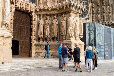 Reims, Fransa - 29 Eylül 2023 Notre Dame de Reims Katedrali 'ni ziyaret eden turistler, Fransa' nın Grand Est bölgesindeki tarihi bir eser.