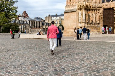 Reims, Fransa - 29 Eylül 2023 Notre Dame de Reims Katedrali 'ni ziyaret eden turistler, Fransa' nın Grand Est bölgesindeki tarihi bir eser.