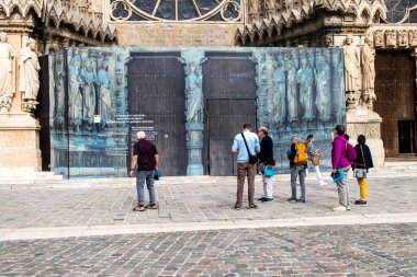 Reims, Fransa - 29 Eylül 2023 Notre Dame de Reims Katedrali 'ni ziyaret eden turistler, Fransa' nın Grand Est bölgesindeki tarihi bir eser.