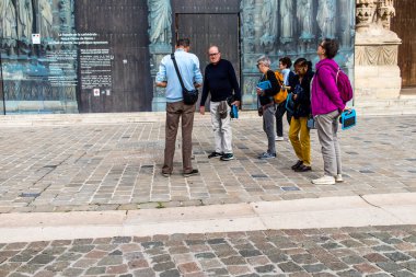 Reims, Fransa - 29 Eylül 2023 Notre Dame de Reims Katedrali 'ni ziyaret eden turistler, Fransa' nın Grand Est bölgesindeki tarihi bir eser.
