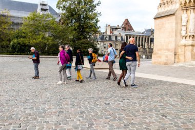 Reims, Fransa - 29 Eylül 2023 Notre Dame de Reims Katedrali 'ni ziyaret eden turistler, Fransa' nın Grand Est bölgesindeki tarihi bir eser.