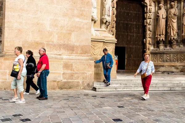 Reims, Fransa - 29 Eylül 2023 Notre Dame de Reims Katedrali 'ni ziyaret eden turistler, Fransa' nın Grand Est bölgesindeki tarihi bir eser.