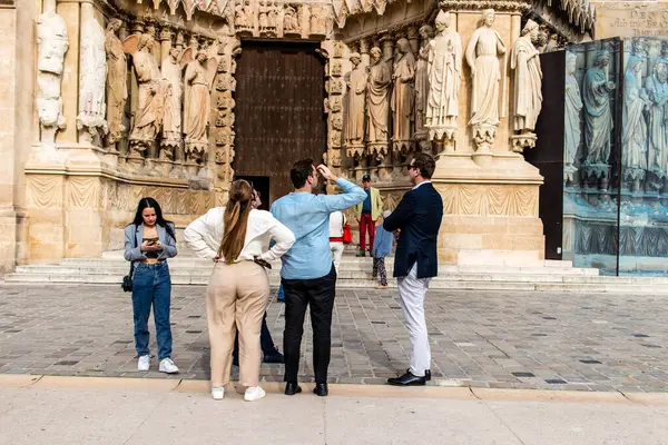 Reims, Fransa - 29 Eylül 2023 Notre Dame de Reims Katedrali 'ni ziyaret eden turistler, Fransa' nın Grand Est bölgesindeki tarihi bir eser.