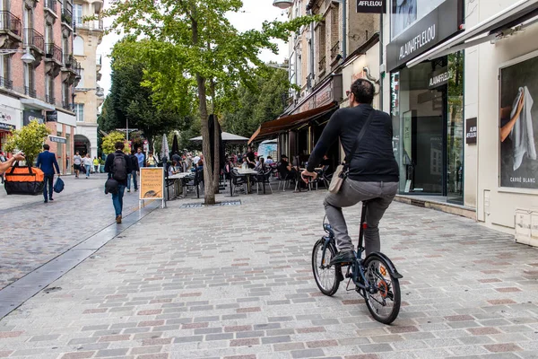 Реймс Франция Сентября 2023 Года Люди Катаются Велосипеде Улицам Реймса — стоковое фото