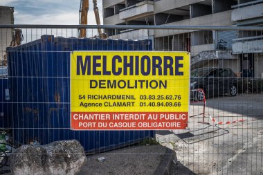 Reims, Fransa - 06 Ekim 2023 Reims 'de bir binanın yıkımı, sembolik bir şehir ve Fransa' nın şampanya başkenti.