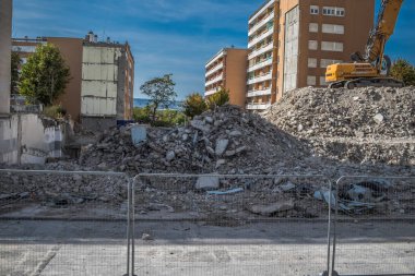 Reims, Fransa - 06 Ekim 2023 Reims 'de bir binanın yıkımı, sembolik bir şehir ve Fransa' nın şampanya başkenti.