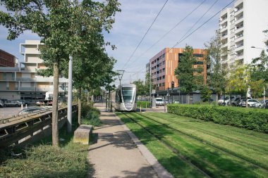 Reims, Fransa - Ekim 06, 2023 Modern elektrikli tramvay Fransa 'nın sembolik bir şehri ve Şampanya' nın başkenti Reims caddelerinde yuvarlanıyor..