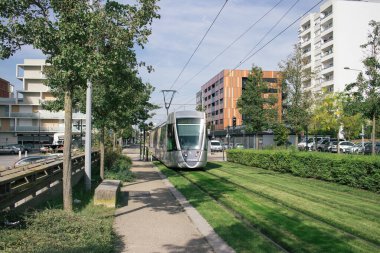 Reims, Fransa - Ekim 06, 2023 Modern elektrikli tramvay Fransa 'nın sembolik bir şehri ve Şampanya' nın başkenti Reims caddelerinde yuvarlanıyor..