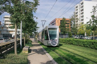 Reims, Fransa - Ekim 06, 2023 Modern elektrikli tramvay Fransa 'nın sembolik bir şehri ve Şampanya' nın başkenti Reims caddelerinde yuvarlanıyor..