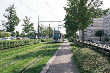 Reims, Fransa - Ekim 06, 2023 Modern elektrikli tramvay Fransa 'nın sembolik bir şehri ve Şampanya' nın başkenti Reims caddelerinde yuvarlanıyor..