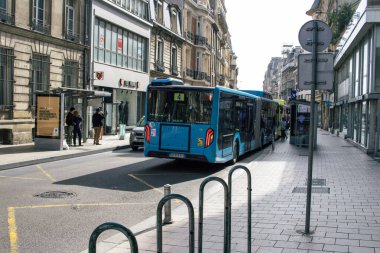 Reims, Fransa - Ekim 06, 2023 Yerel otobüs Fransa 'nın başkenti Reims' de ilerliyor.