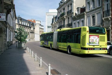 Reims, Fransa - Ekim 06, 2023 Yerel otobüs Fransa 'nın başkenti Reims' de ilerliyor.