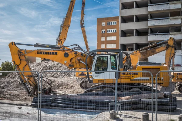 Reims, Fransa - 06 Ekim 2023 Reims 'de bir binanın yıkımı, sembolik bir şehir ve Fransa' nın şampanya başkenti.