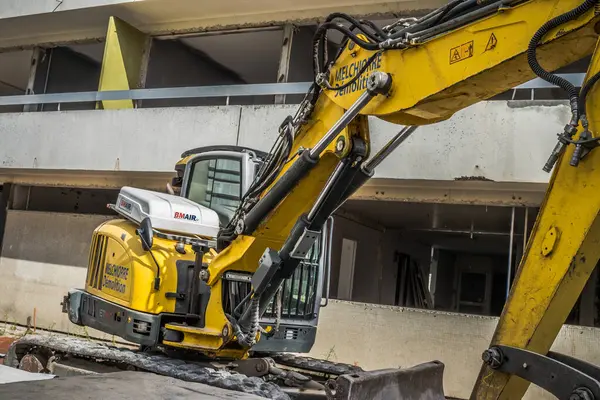 Reims, Fransa - 06 Ekim 2023 Reims 'de bir binanın yıkımı, sembolik bir şehir ve Fransa' nın şampanya başkenti.