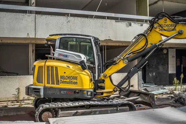 Reims, Fransa - 06 Ekim 2023 Reims 'de bir binanın yıkımı, sembolik bir şehir ve Fransa' nın şampanya başkenti.