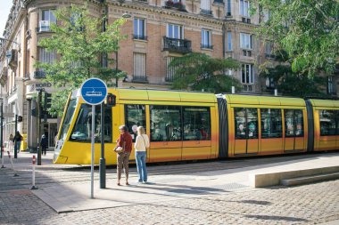 Reims, Fransa - Ekim 06, 2023 Modern elektrikli tramvay Fransa 'nın sembolik bir şehri ve Şampanya' nın başkenti Reims caddelerinde yuvarlanıyor..