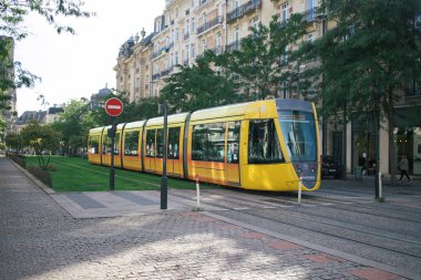 Reims, Fransa - Ekim 06, 2023 Modern elektrikli tramvay Fransa 'nın sembolik bir şehri ve Şampanya' nın başkenti Reims caddelerinde yuvarlanıyor..