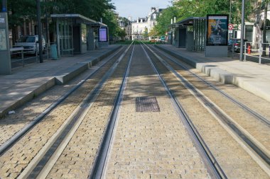 Reims, Fransa - Ekim 06, 2023 Modern elektrikli tramvay Fransa 'nın sembolik bir şehri ve Şampanya' nın başkenti Reims caddelerinde yuvarlanıyor..