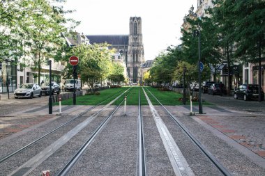 Reims, Fransa - Ekim 06, 2023 Modern elektrikli tramvay Fransa 'nın sembolik bir şehri ve Şampanya' nın başkenti Reims caddelerinde yuvarlanıyor..