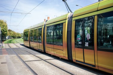 Reims, Fransa - Ekim 06, 2023 Modern elektrikli tramvay Fransa 'nın sembolik bir şehri ve Şampanya' nın başkenti Reims caddelerinde yuvarlanıyor..