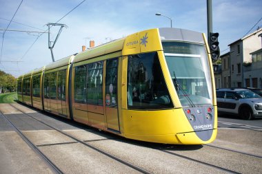 Reims, Fransa - Ekim 06, 2023 Modern elektrikli tramvay Fransa 'nın sembolik bir şehri ve Şampanya' nın başkenti Reims caddelerinde yuvarlanıyor..